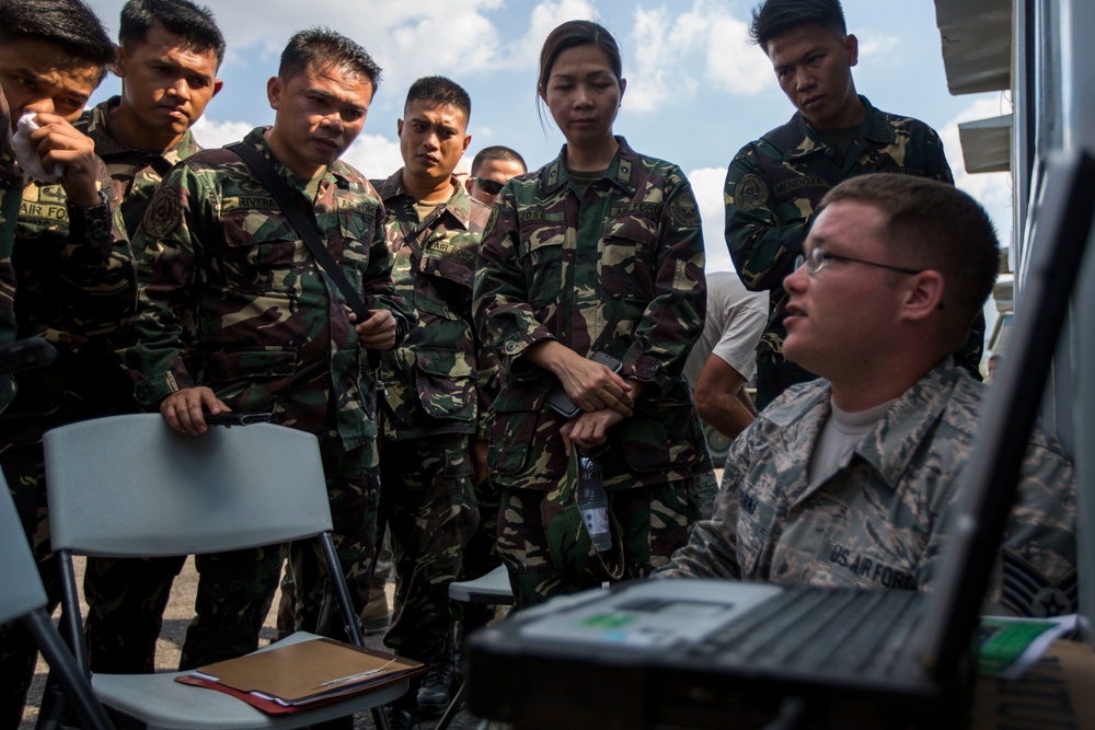 Philippine, U.S. Airmen work together on communications