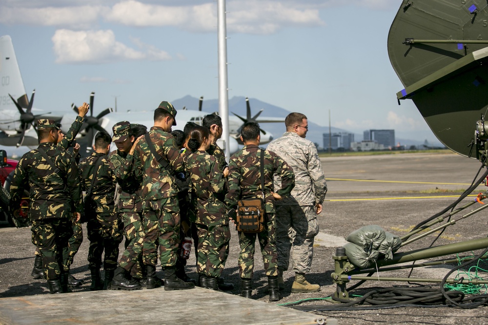 Philippine, U.S. Airmen work together on communications