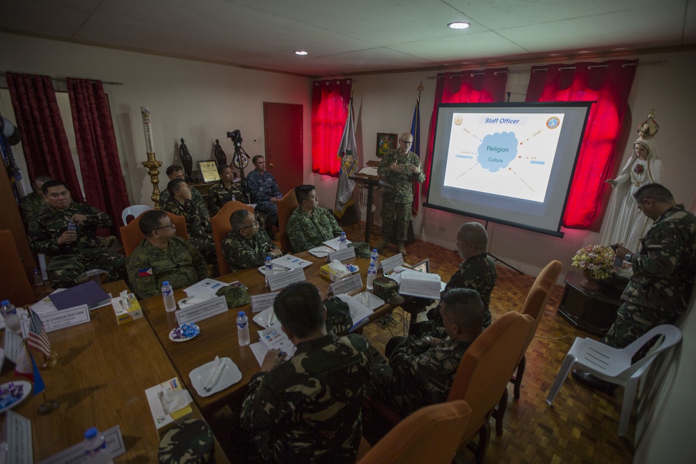 Philippine, U.S. chaplains discuss Balikatan efforts