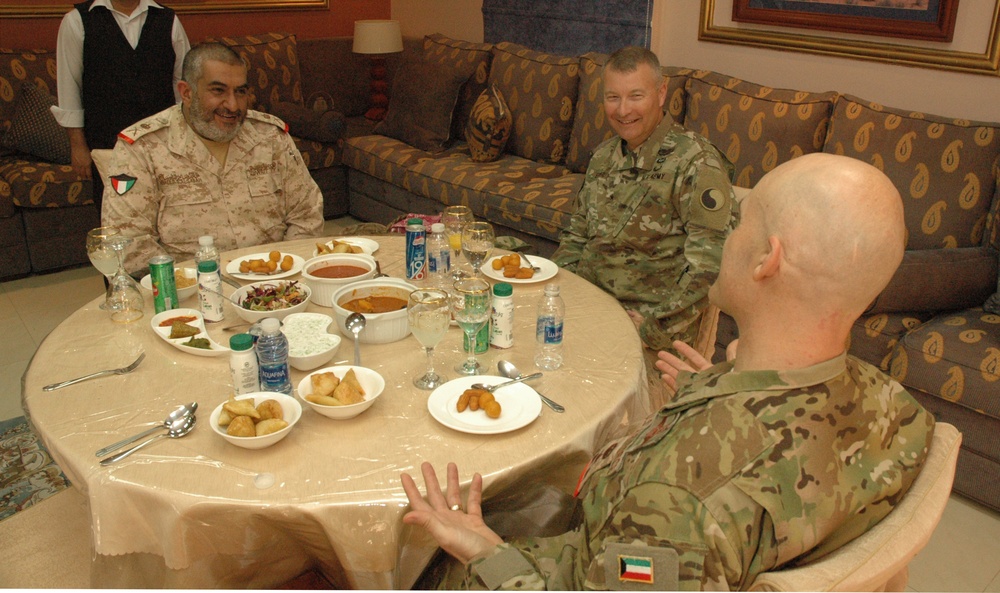 Brig. Gen. Epperly Meets with Kuwaiti Maj. Gen. Khalid