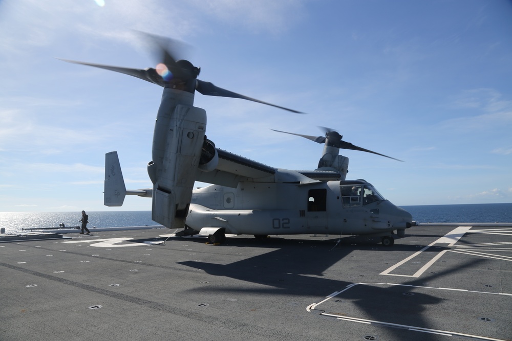 MV-22B Osprey lands aboard the JDS Ise