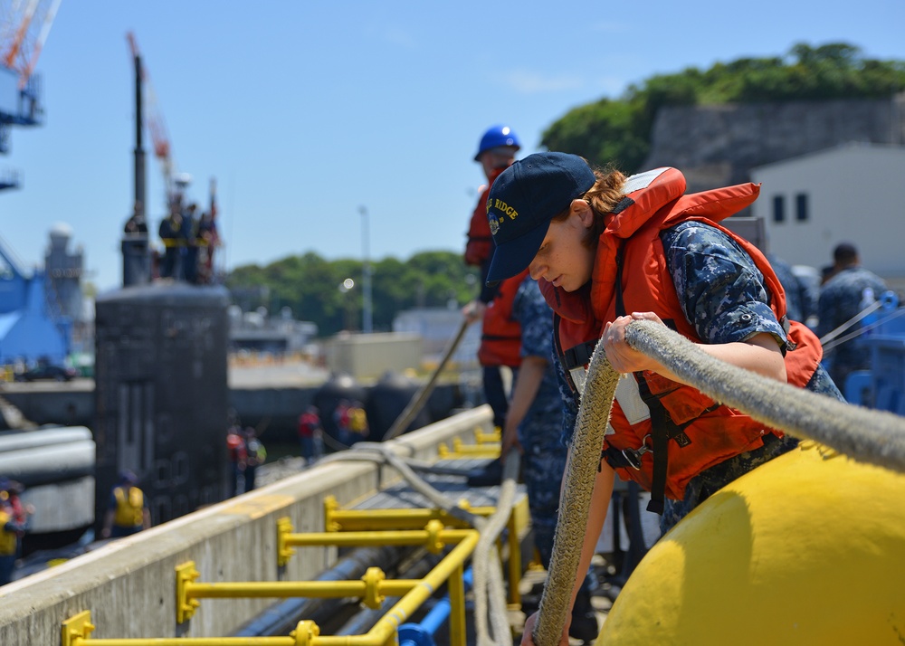 Blue Ridge Sailors help moor USS Santa Fe (SSN 763)