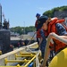 Blue Ridge Sailors help moor USS Santa Fe (SSN 763)