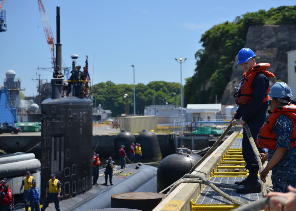 Blue Ridge Sailors help moor USS Santa Fe (SSN 763)