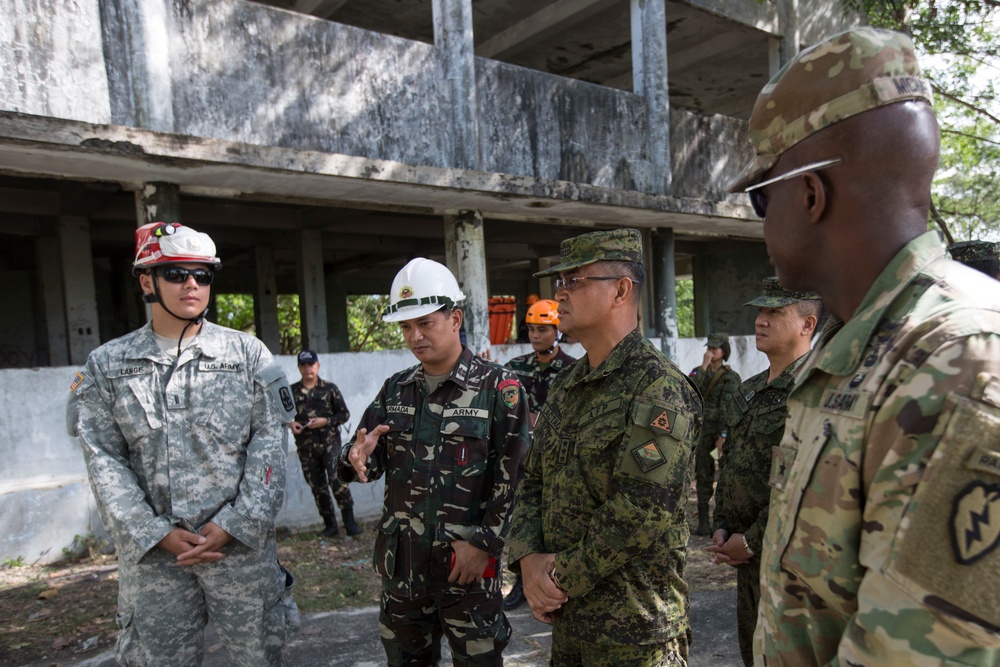 Philippine, U.S. generals observe traininig at Fort Magsaysay