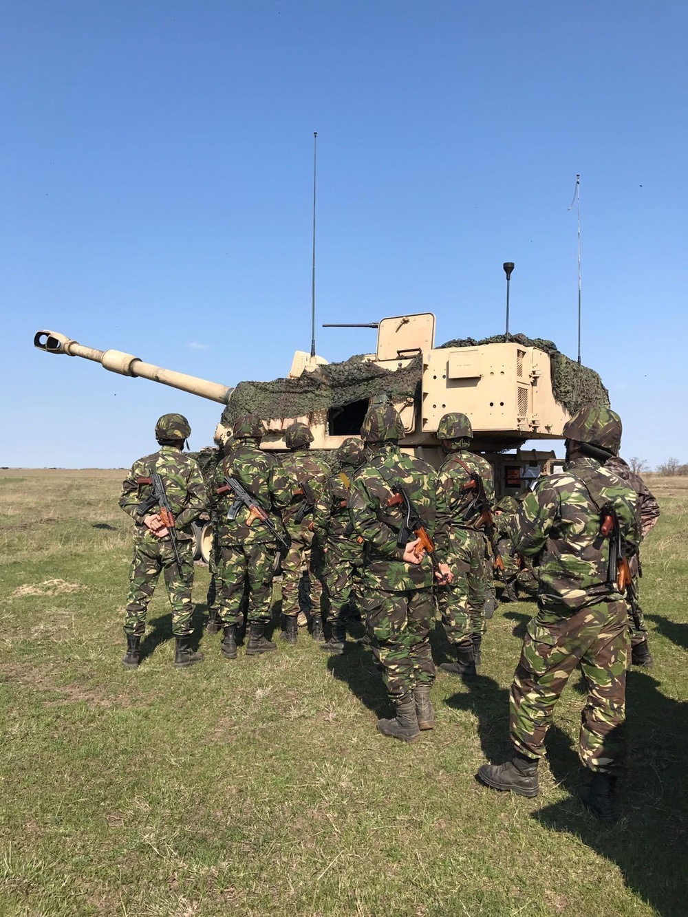3-29 FA battery trains beside Romanian artillerymen