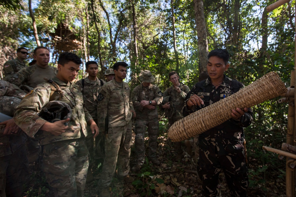 Philippine Special Forces teach U.S. Soldiers to survive in jungle