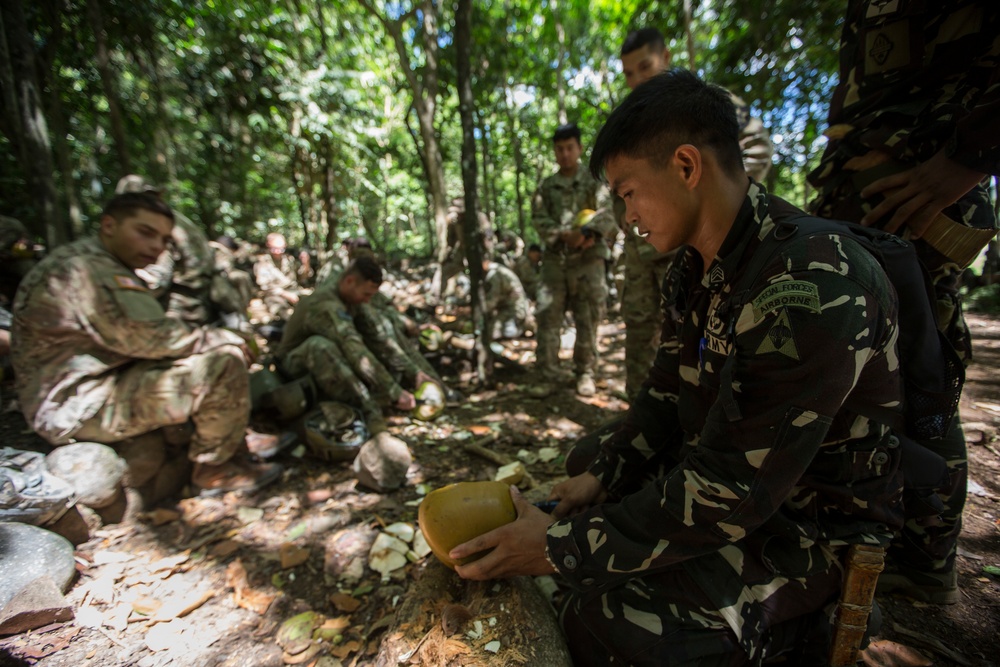 Philippine Special Forces teach U.S. Soldiers to survive in jungle