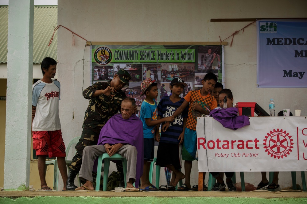 Philippine Army and volunteers provides medical care to community