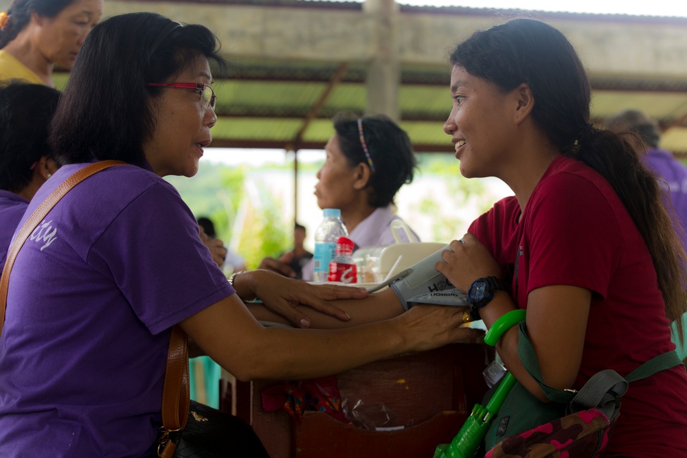 Philippine Army and volunteers provides medical care to community