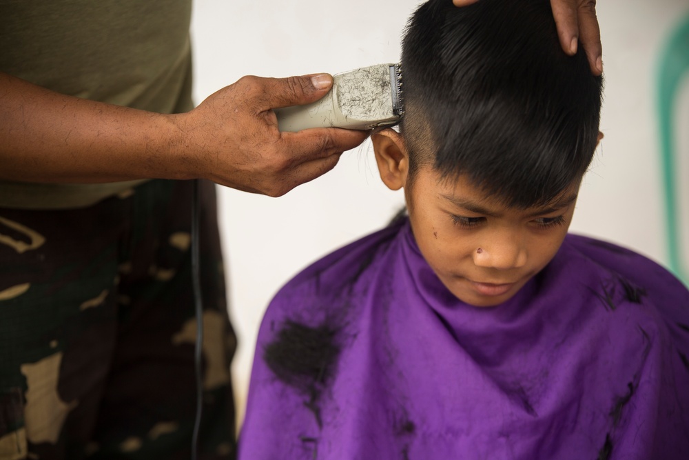 Philippine Army and volunteers provides medical care to community