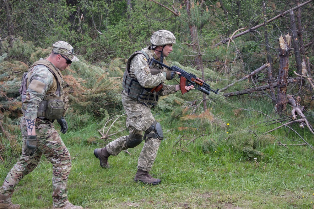 Pairs movement training at Yavoriv Combat Training Center