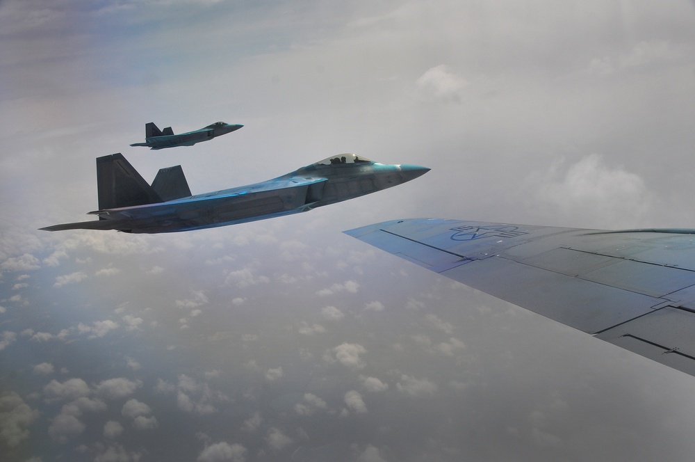 F-22 Raptor mid-air refueling