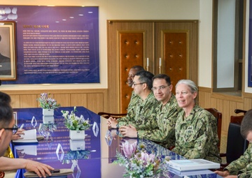 US Navy’s Senior Region Commander Visits Korea for First Time