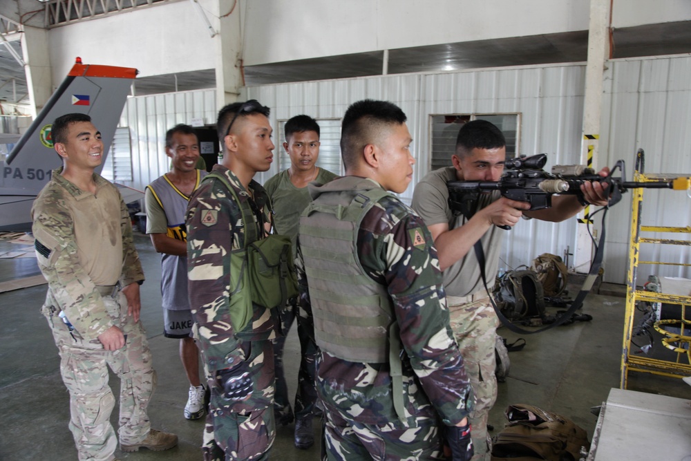 Philippine, U.S. service members train for hostage scenario during Balikatan