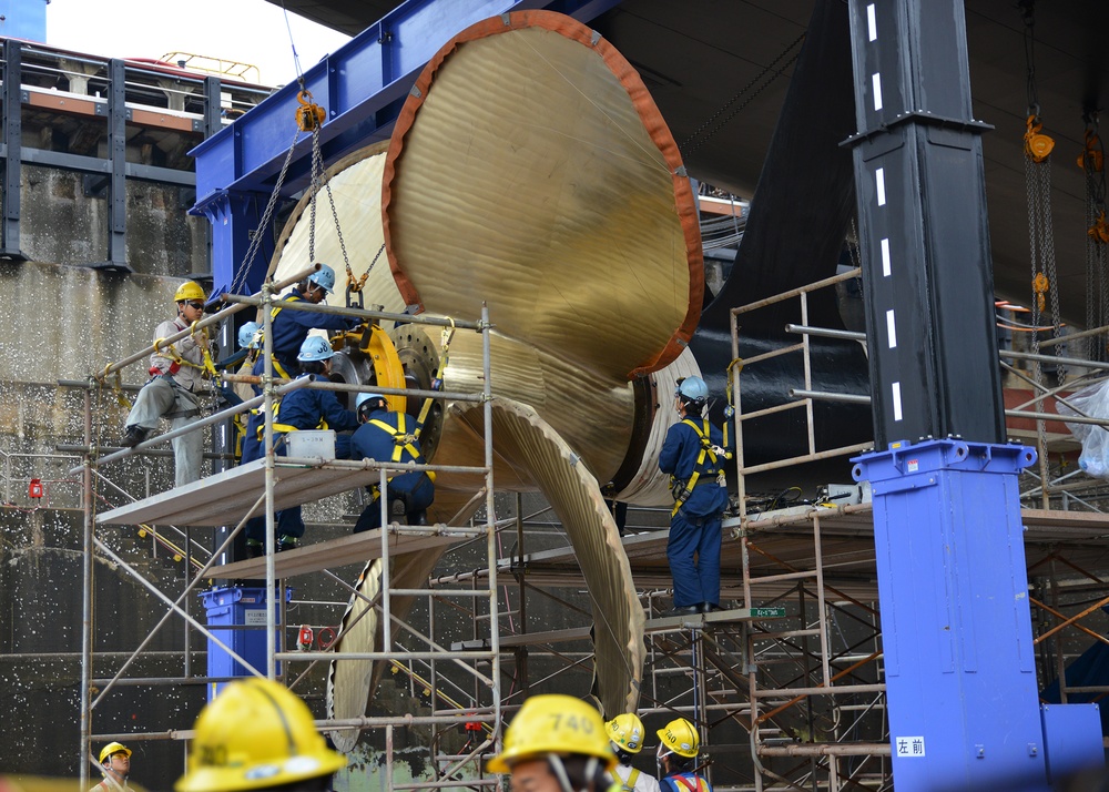 SRF workers make repairs to the propellor of the U.S. 7th Fleet flagship USS Blue Ridge (LCC 19).