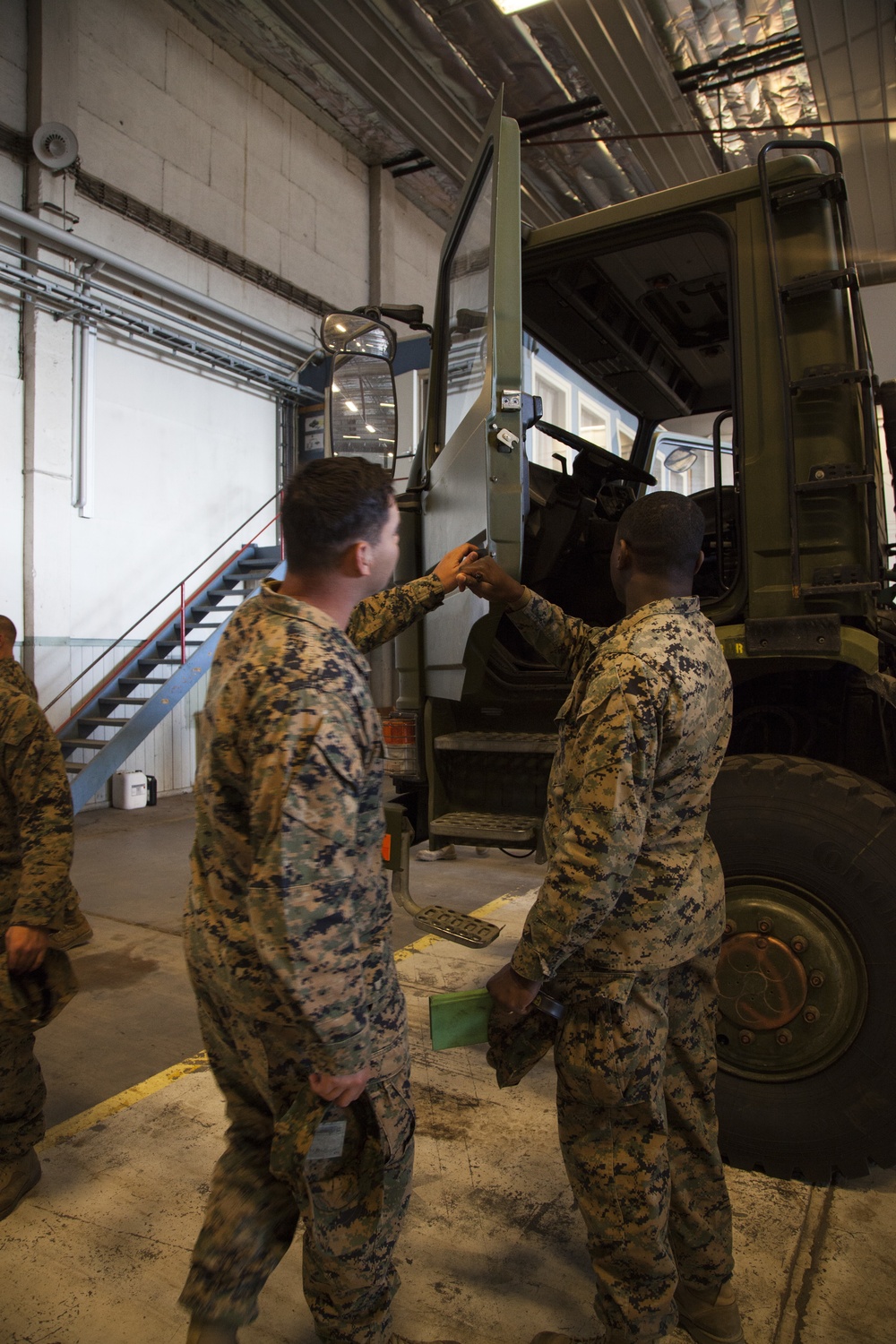 Host Nation Support Battalion: U.S. Marines tour hangar with Norwegian soldiers