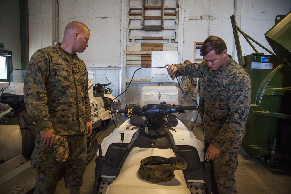 Host Nation Support Battalion: U.S. Marines tour hangar with Norwegian soldiers