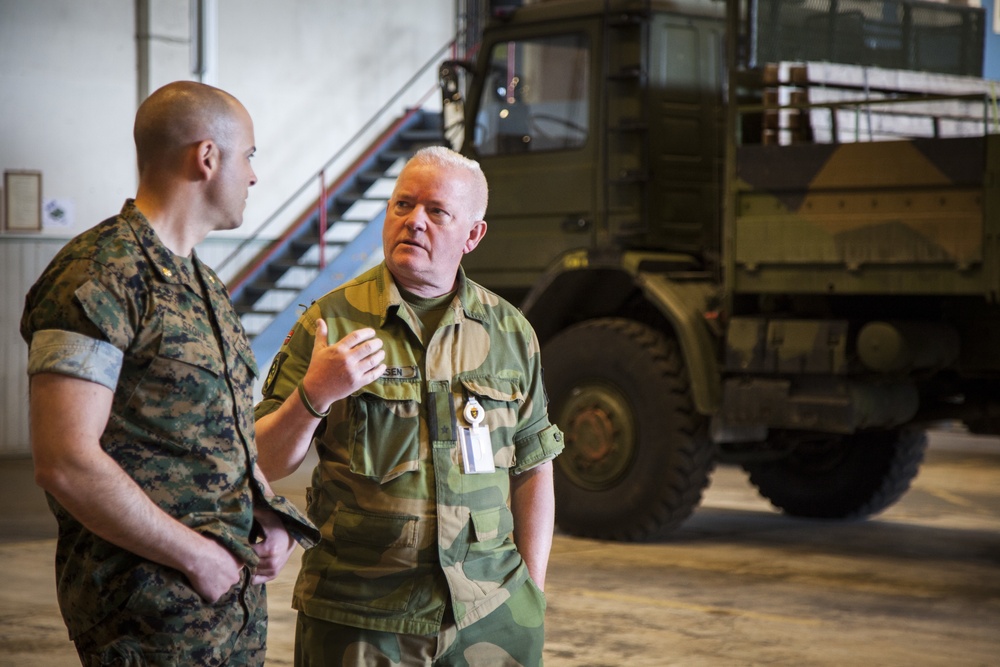 Host Nation Support Battalion: U.S. Marines tour hangar with Norwegian soldiers