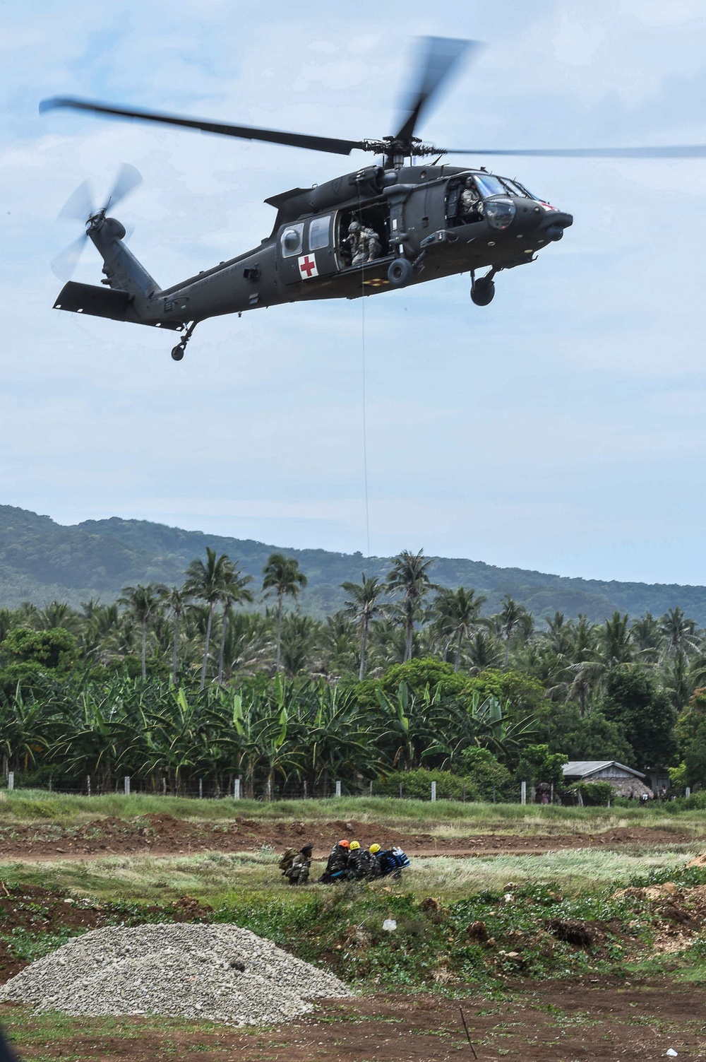 AFP, U.S. Soldiers provide aid during simulated mass casualty training