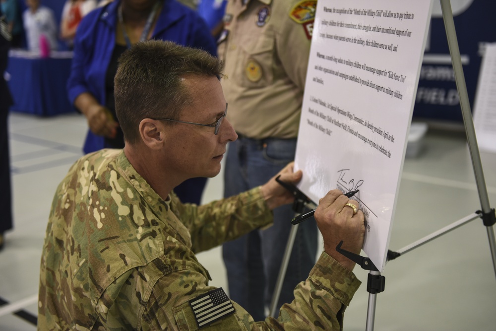 1st SOW Commander signs MOMC proclamation