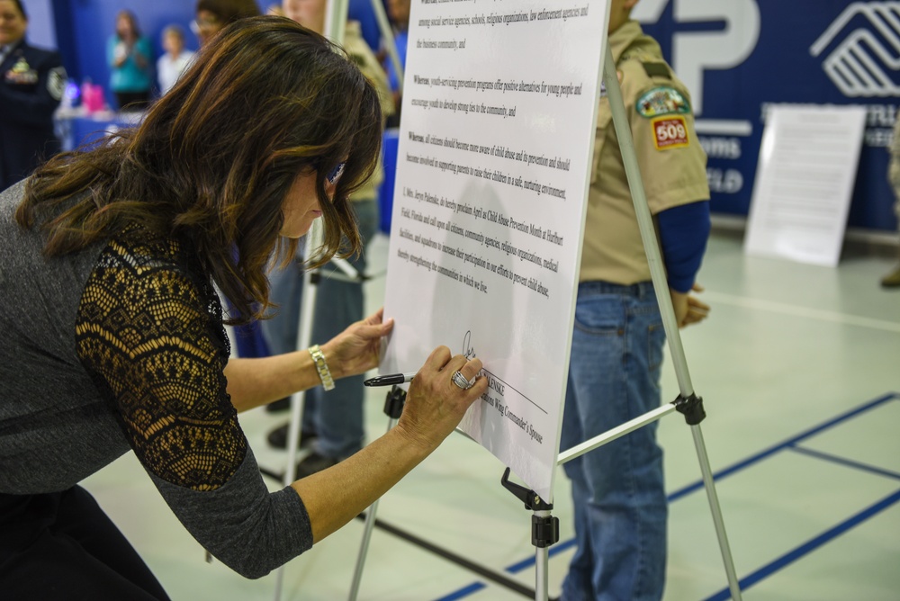 1st SOW Commander signs MOMC proclamation