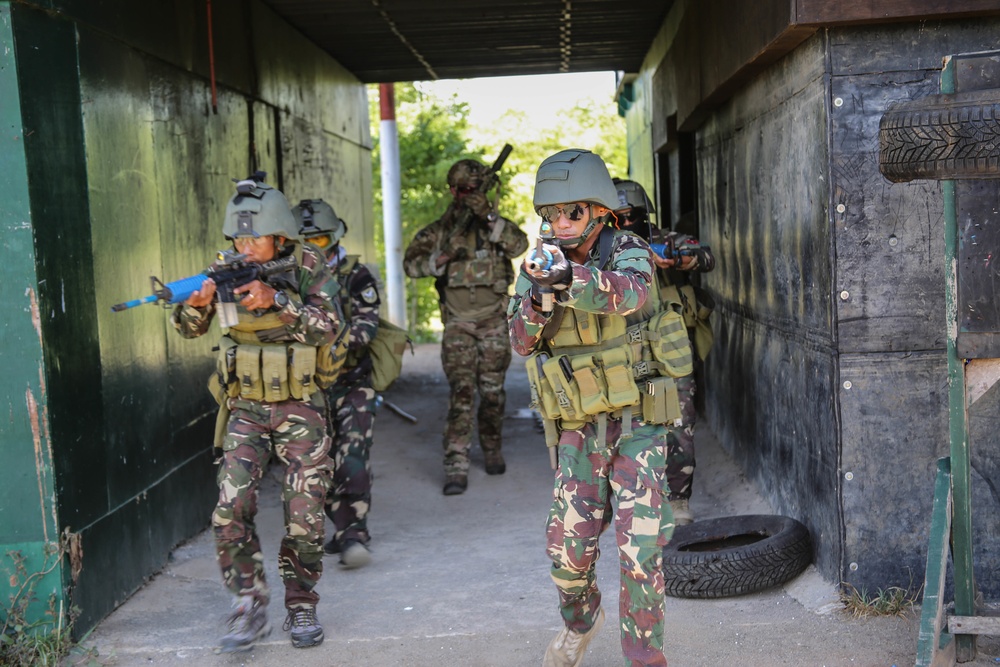 Philippine, U.S. Soldiers train shoulder-to-shoulder