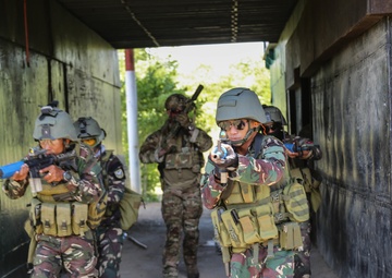 Philippine, U.S. Soldiers train shoulder-to-shoulder