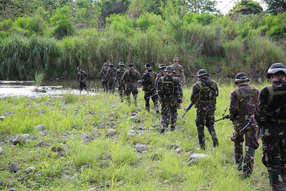 Philippine, U.S. service members train in jungle during Balikatan