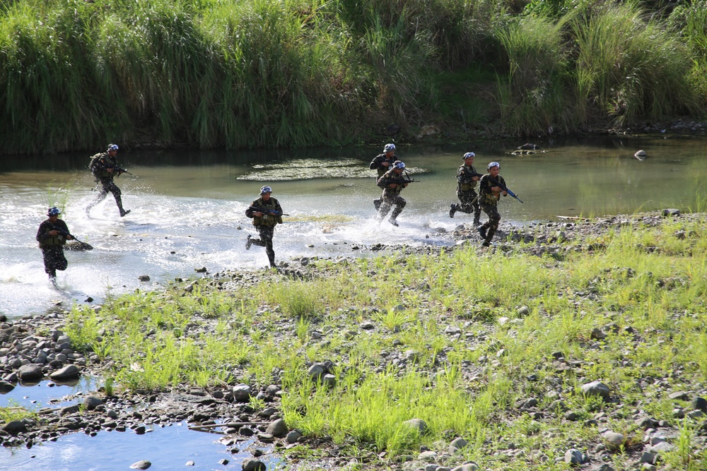 Philippine, U.S. service members train in jungle during Balikatan