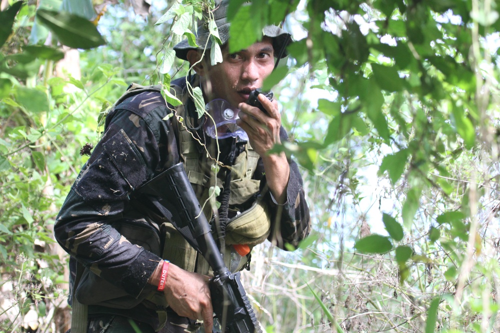 Philippine, U.S. service members train in jungle during Balikatan