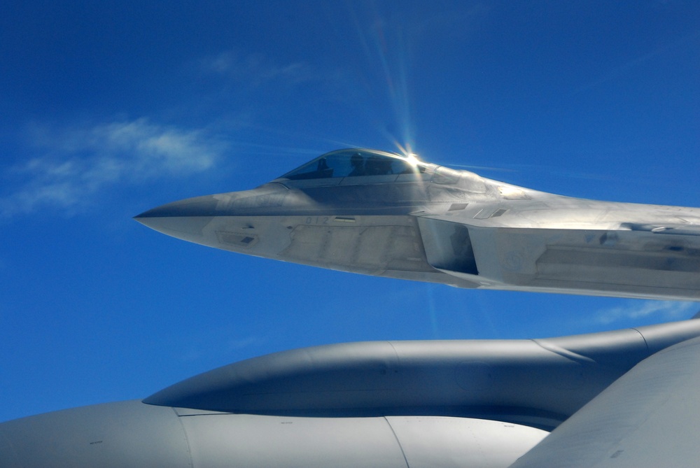 F-22 Raptor mid-air refueling