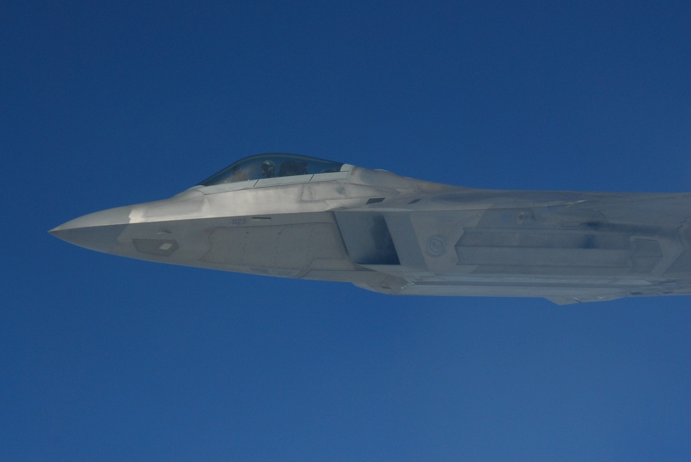 F-22 Raptor mid-air refueling