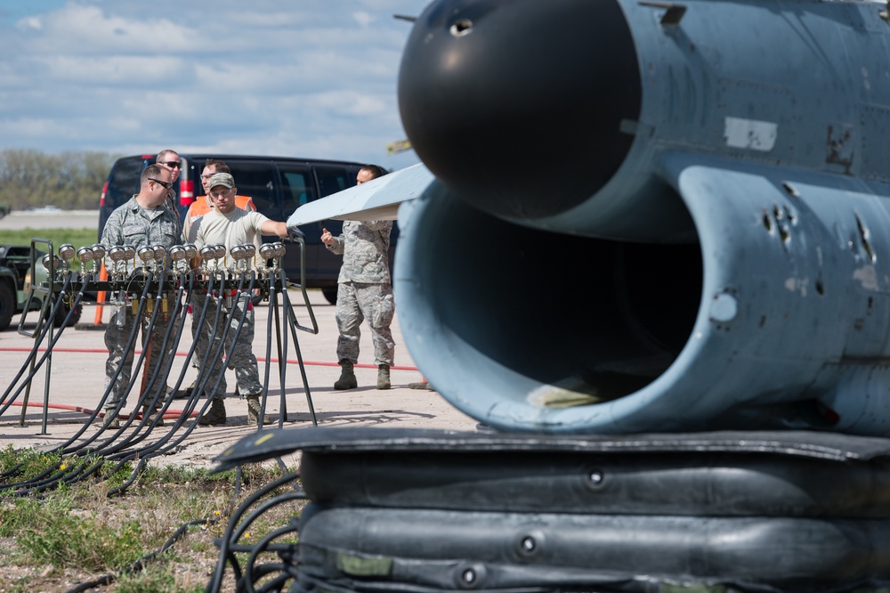 Aircraft maintainers practice recovering fighter aircraft