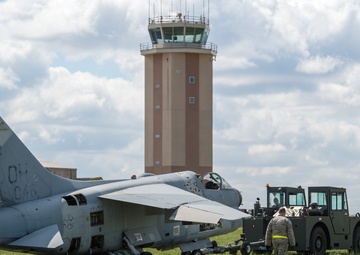 Wyo. Air Guard aircraft maintainers practice recovering fighter aircraft