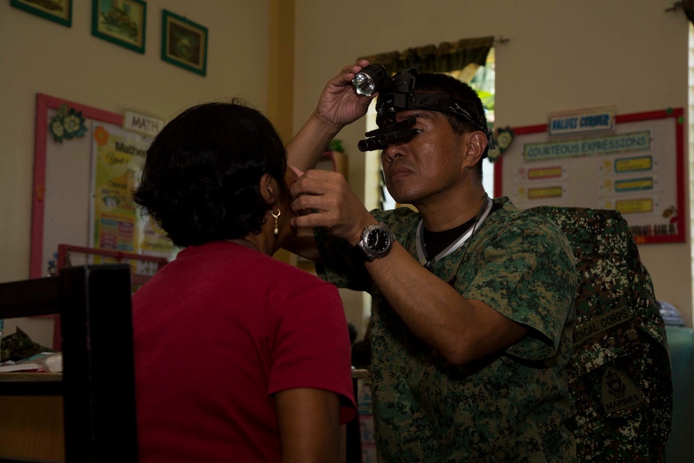 Philippine, U.S. service members provide medical care in Casiguran