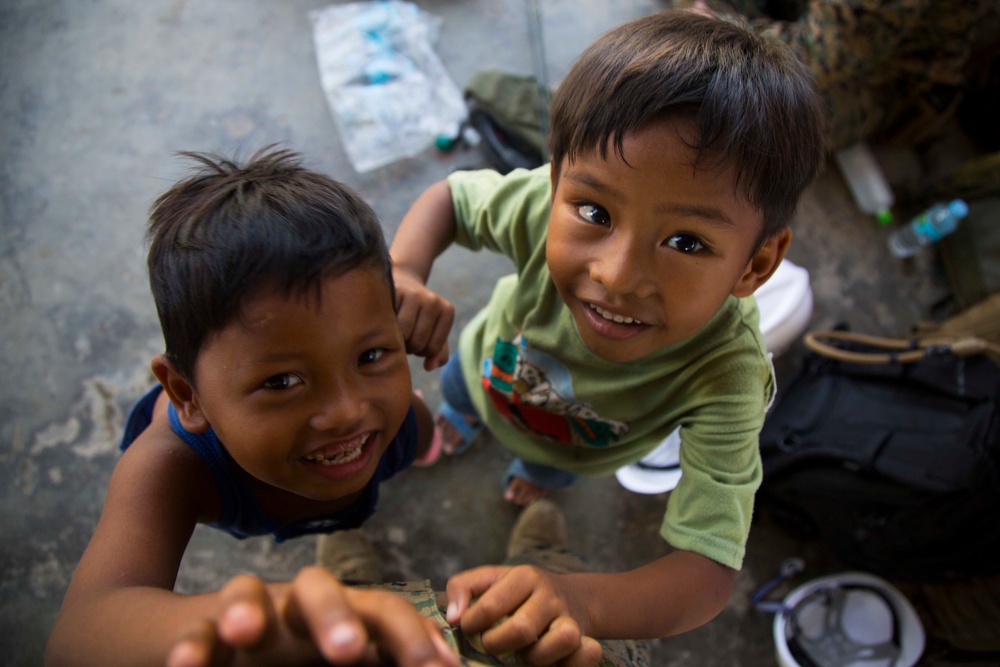 Philippine, U.S. service members provide medical care in Casiguran