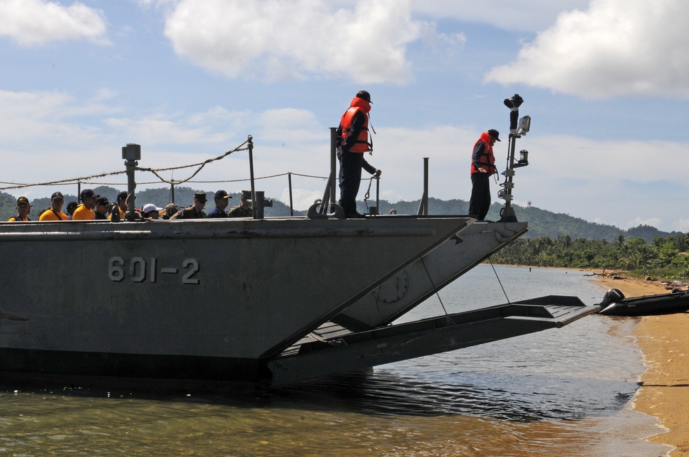 Philippine, US troops train together to provide relief from the sea to remote areas