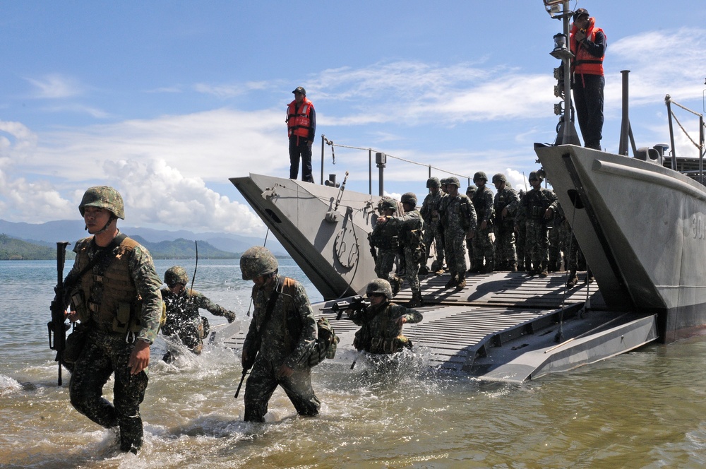 Philippine, US troops train together to provide relief from the sea to remote areas