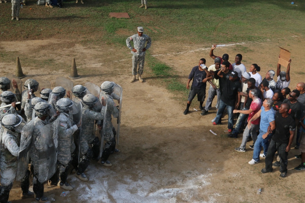 Distinguished Visitors Observe Vigilant Guard