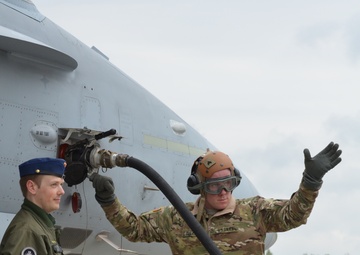 US Soldiers refuel Hornet jet at Leilvarde