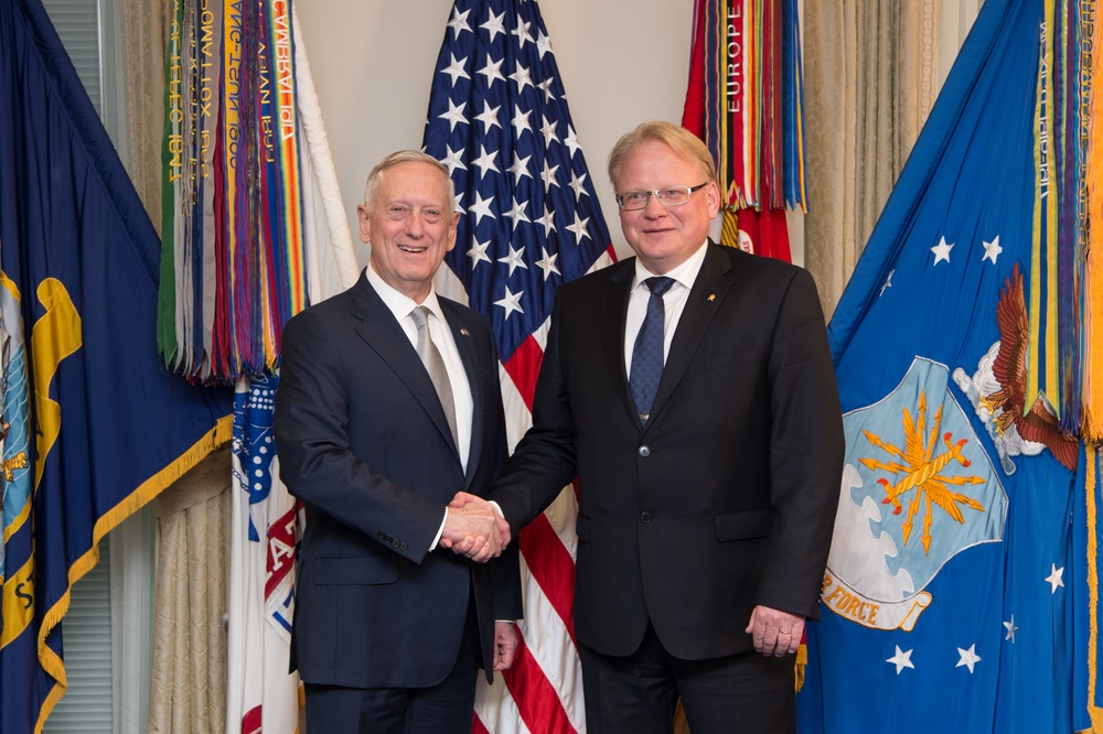 SD meets with Sweden's Minister of Defense