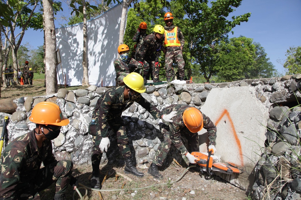 U.S.-Philippine Army simulates multi-story building rescue mission