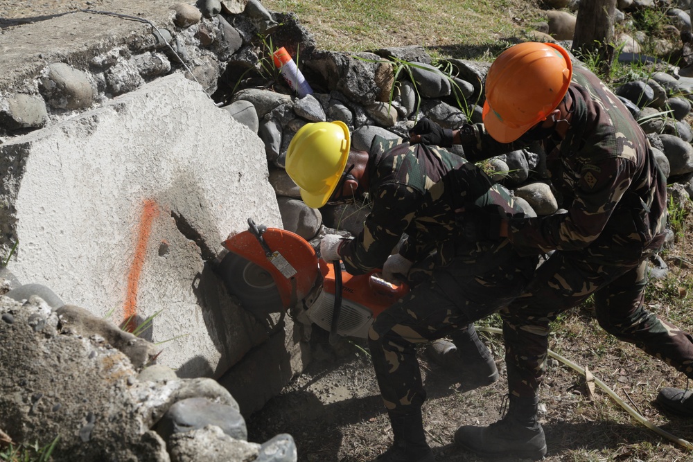 U.S.-Philippine Army simulates multi-story building rescue mission