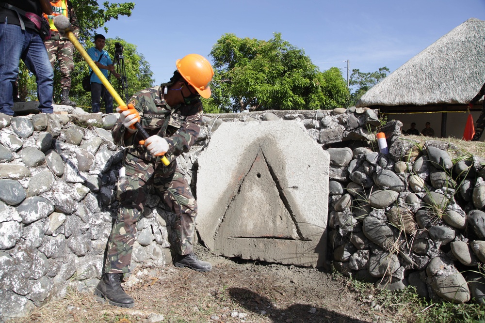 U.S.-Philippine Army simulates multi-story building rescue mission