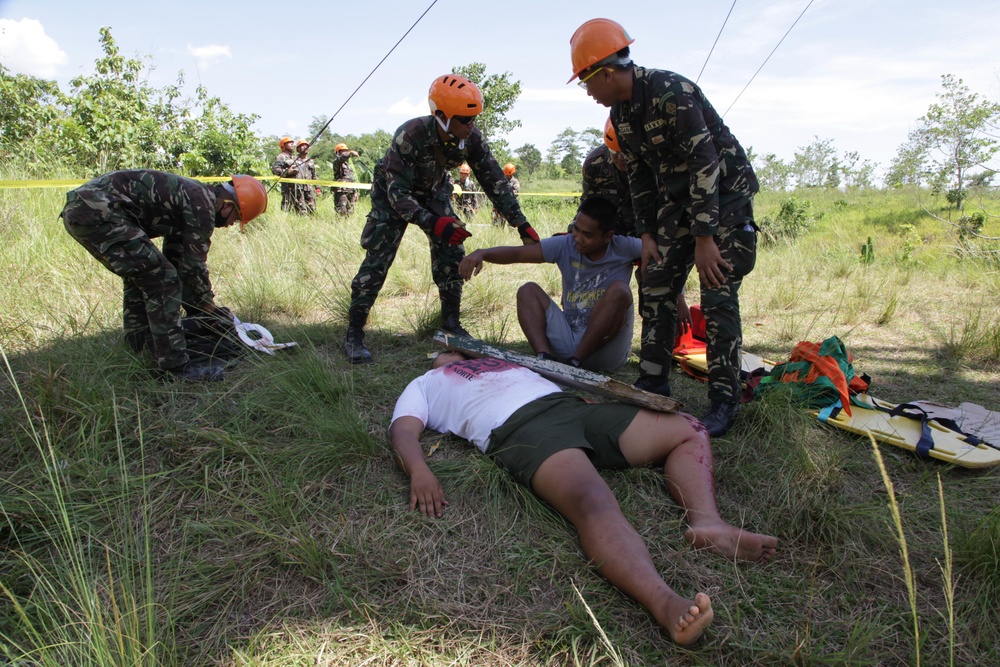 U.S.-Philippine Army simulates multi-story building rescue mission