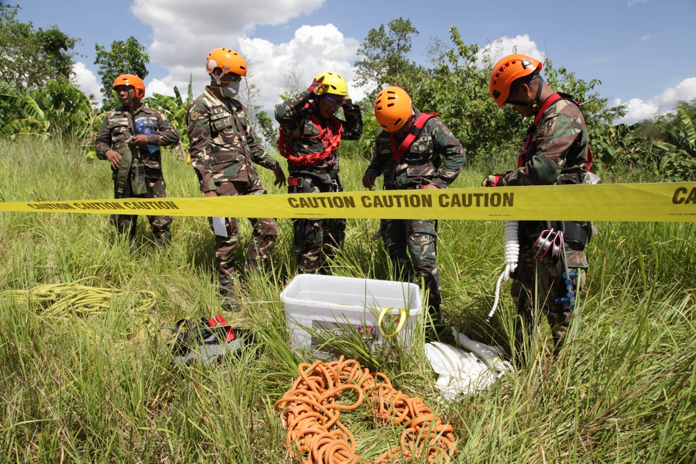 U.S.-Philippine Army simulates multi-story building rescue mission