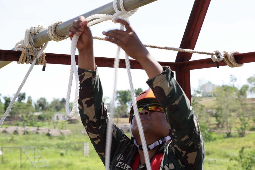 U.S.-Philippine Army simulates multi-story building rescue mission