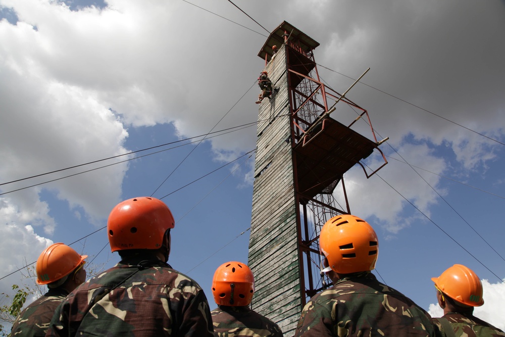 U.S.-Philippine Army simulates multi-story building rescue mission