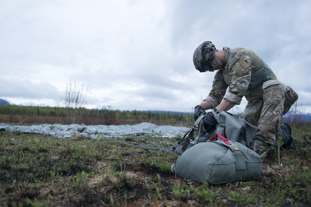 3rd Air Support Operations Squadron conducts airborne training in Alaska